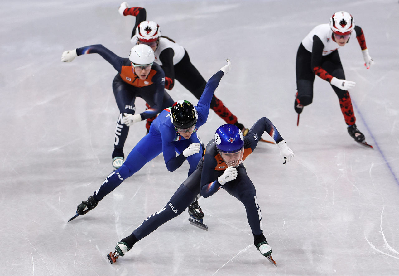 Short track speedskaters compete in the women’s 500 meters at the Milan Cortina Games in Italy on Thursday. (Reuters-Yonhap)