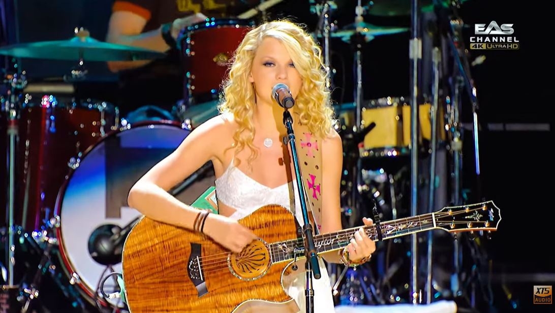 2007년 CMA 시상식에서 데뷔 싱글 ‘Tim McGraw’ 무대를 하는 중인 테일러 스위프트. [유튜브 채널 ‘EAS Music Channel’ 캡처]
