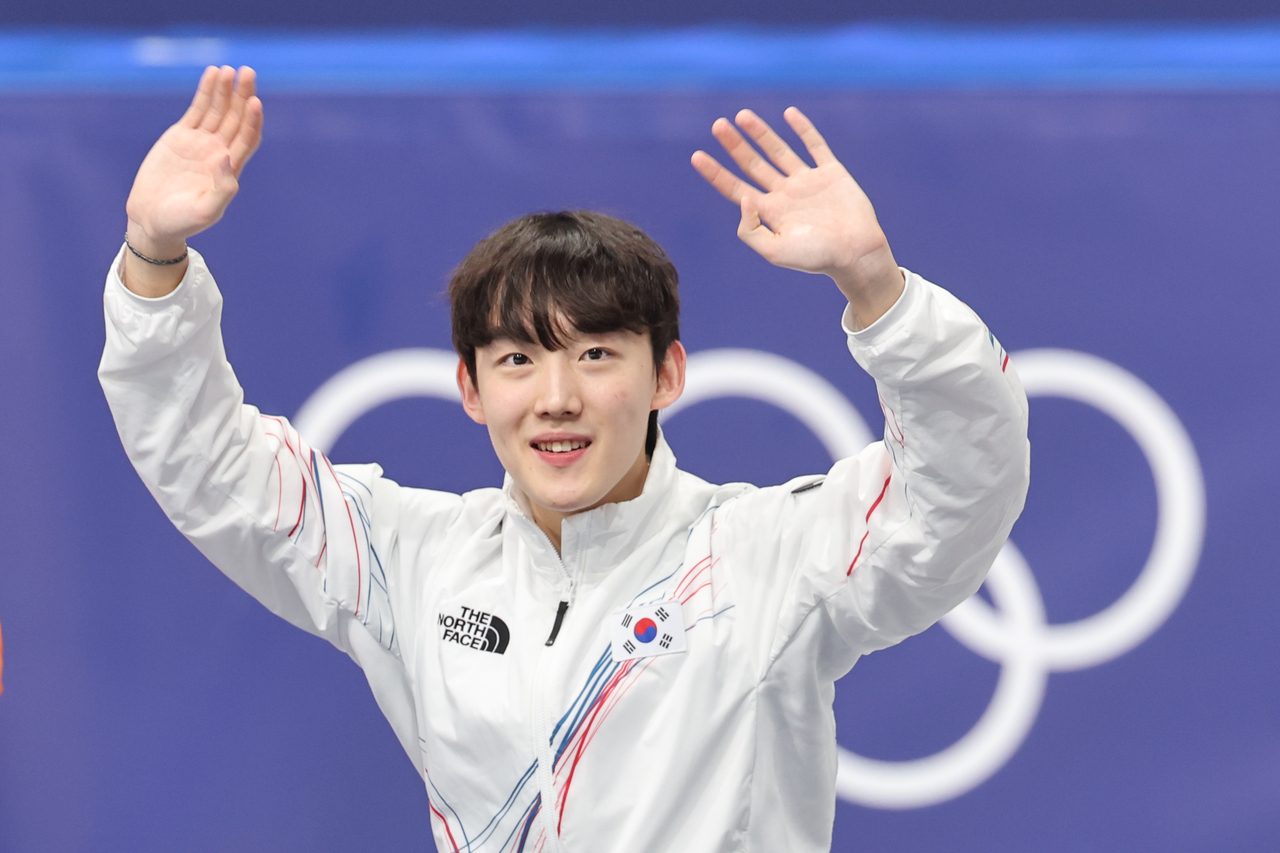 Short tracker Rim Jong-un poses on the podum after winning bronze in the men's 1,000-meter short track speedskating at the Milan Cortina Olympics on Thursday. (Yonhap)
