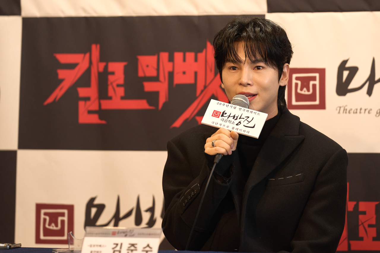 Pansori singer and actor Kim Jun-su speaks during a press conference for "Macbeth with Sword" at Mapo Arts Center in Seoul, Jan. 29. (Yellowbomb)