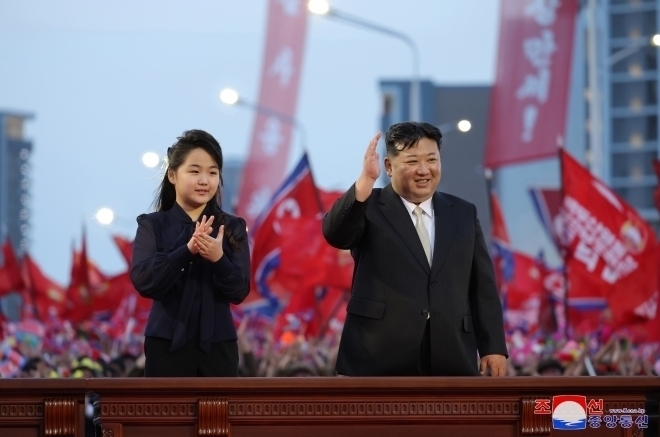 Kim Jong-un (right), Chairman of the State Affairs Commission of North Korea, and his daughter Kim Ju-ae. (Yonhap)