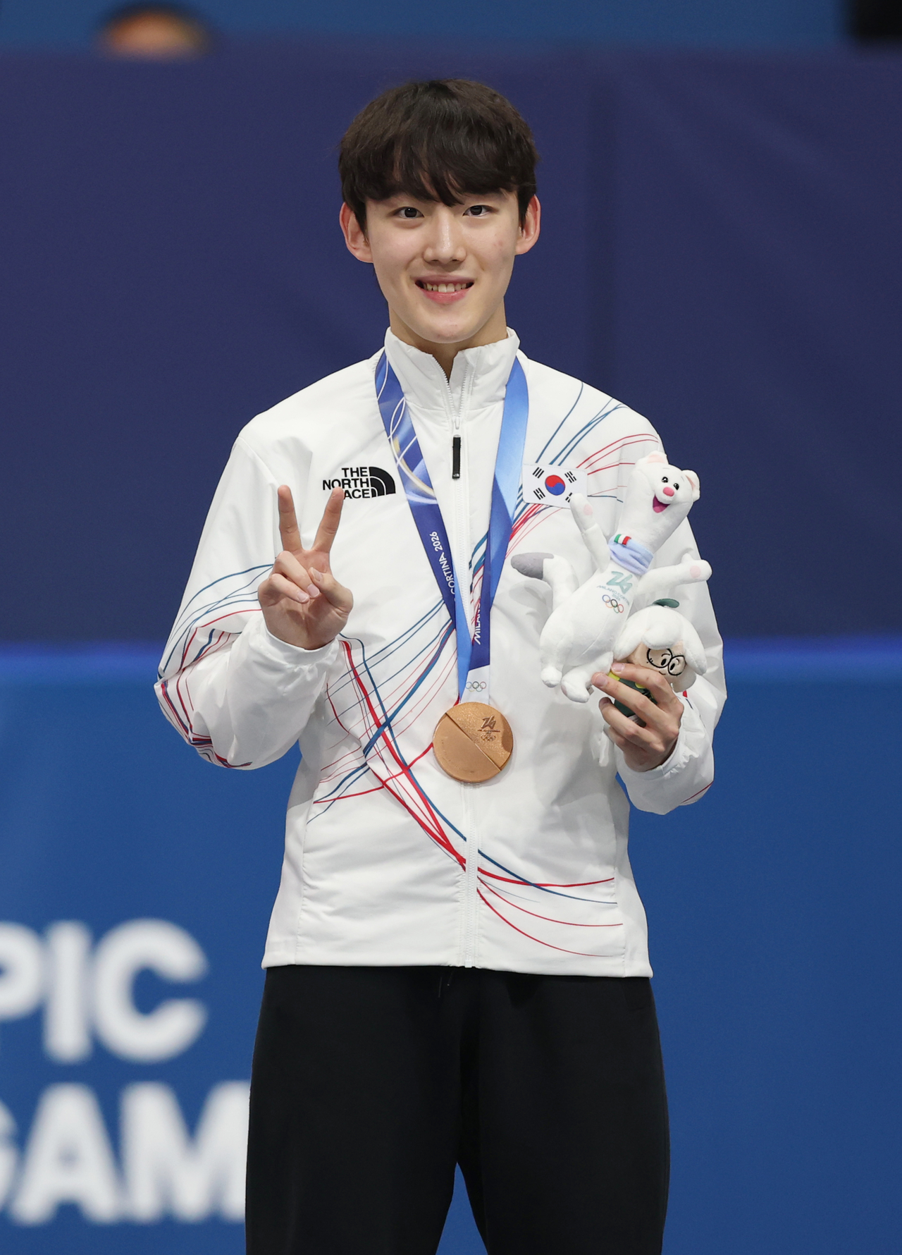 Rim Jong-un of South Korea celebrates after winning the bronze medal in the men's 1,000-meter short track speed skating event at the Winter Olympics at Milano Ice Skating Arena in Milan on Thursday. (Yonhap)