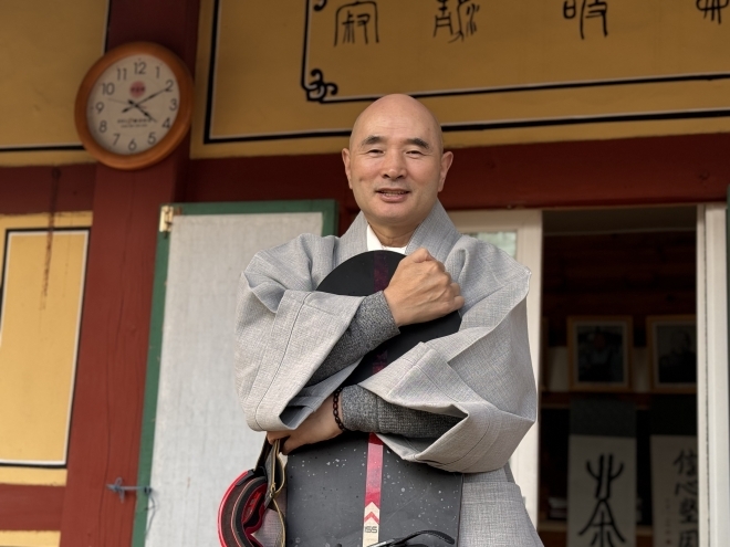 Ven. Hosan, head monk of Bongseonsa Temple in Namyangju, Gyeonggi Province, poses with a snowboard after an interview on Thursday. (Yonhap)