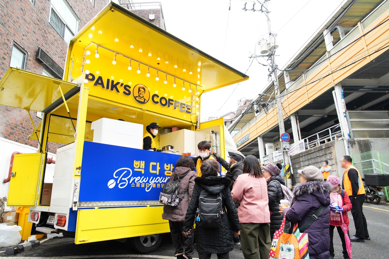 더본코리아가 설 맞이 나눔 활동으로 빽다방 커피트럭 운영하며 독거 어르신을 위한 음료를 제공하고 있다 [더본코리아 제공]