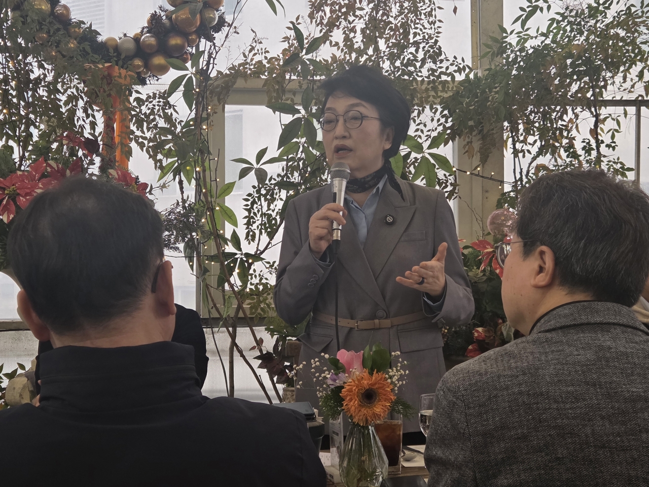 Kim Jin-ai, chief commissioner of the Presidential Commission on Architecture Policy, speaks during a press conference in Seoul, Friday. (Park Yuna/The Korea Herald)