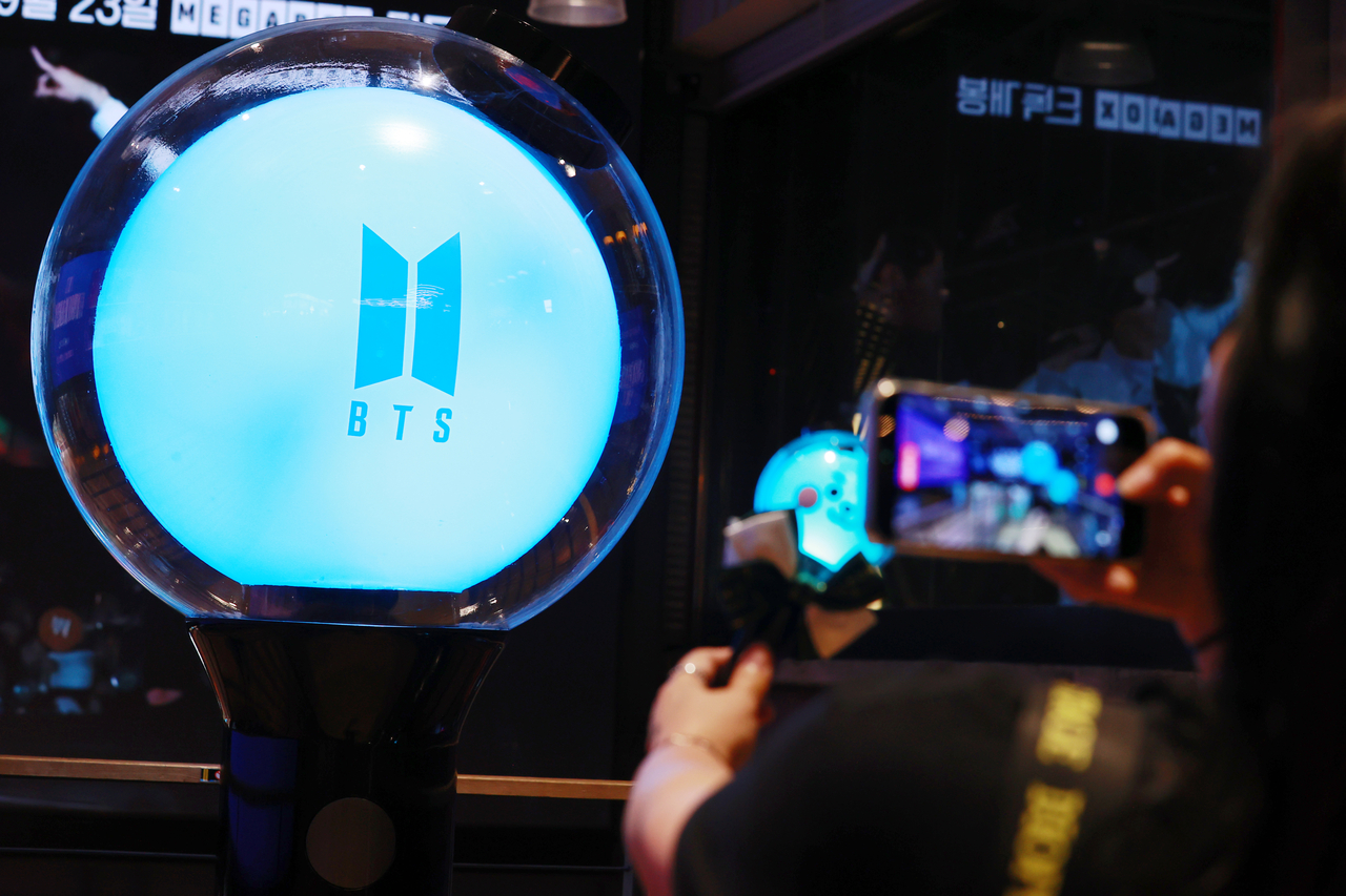 서울 강남구 메가박스 코엑스에서 열린 ‘방탄소년단 무비 윅스 전시회’(BTS MOVIE WEEKS Exhibition)를 찾은 아미가 인증샷을 남기고 있다.  방탄소년단(BTS)의 공연 실황 상영 프로젝트와 연계 진행되는 이번 전시는 아미밤 전시존, 포스터 재현 포토존 등 다양한 체험형 콘텐츠를 선보였다. [연합]