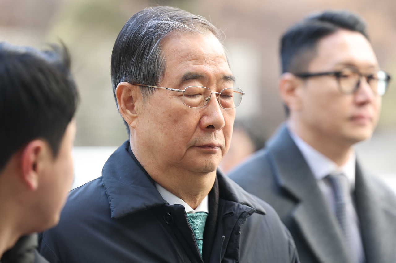 Former Prime Minister Han Duck-soo arrives at the Seoul Central District Court on Jan. 21 for his sentencing. (Yonhap)
