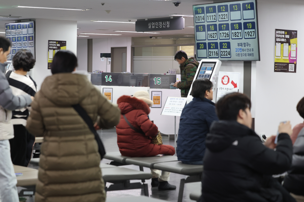 A photo shows a crowded unemployment-benefit certification desk at the employment center in Mapo-gu, Seoul, on Jan. 11th. (Yonhap)