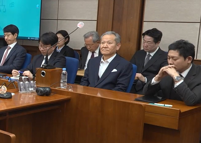 Former interior minister Lee Sang-min (center) attends his sentencing on Thursday at the Seoul Central District Court. (Yonhap)