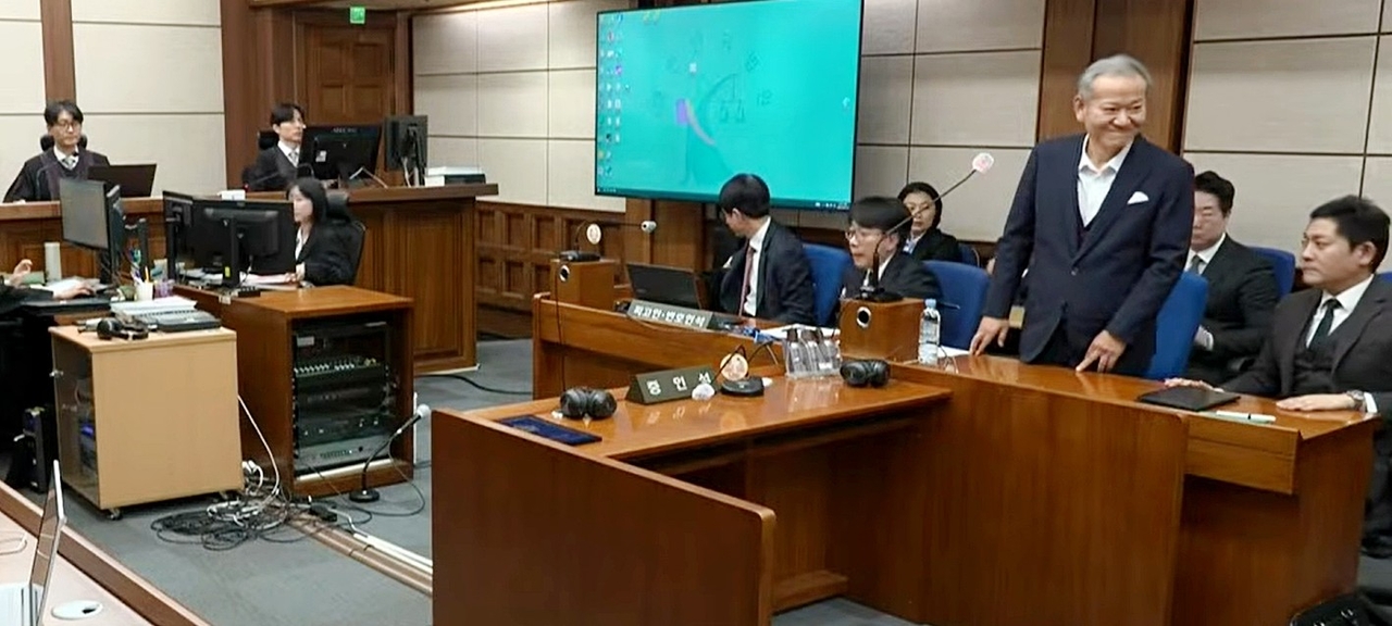Former interior minister Lee Sang-min (standing) after the Seoul Central District Court handed down a seven year prison term on Thursday for playing a key role in an insurrection. (Yonhap)