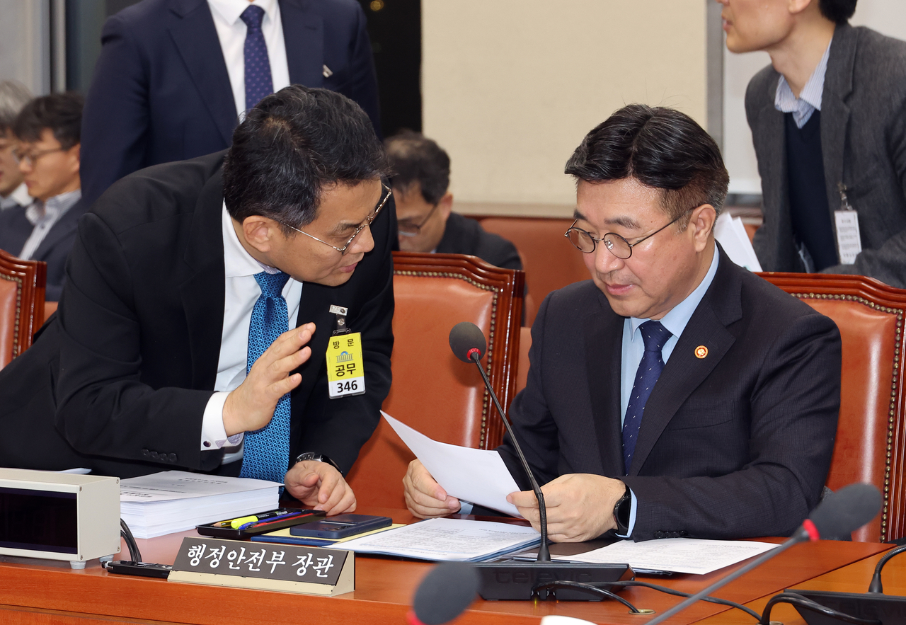 Interior Minister Yun Ho-jung (right) is seen during the National Assembly's Public Administration and Security Committee meeting Thursday. (Yonhap)