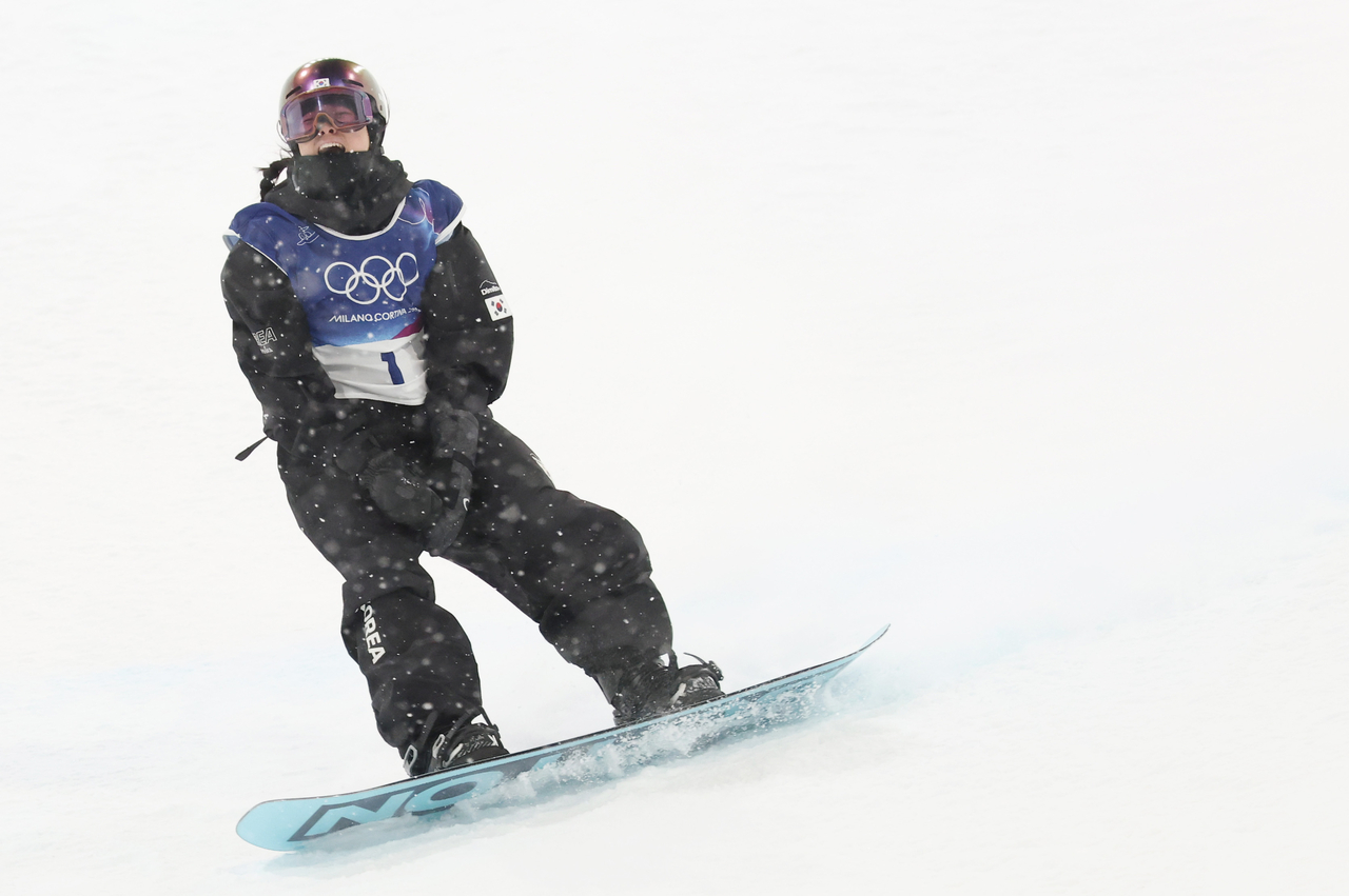 Choi Gaon competes in the women’s snowboard halfpipe final at the 2026 Milan-Cortina Winter Olympics at Livigno Snow Park on Thurdsay. (Yonhap)