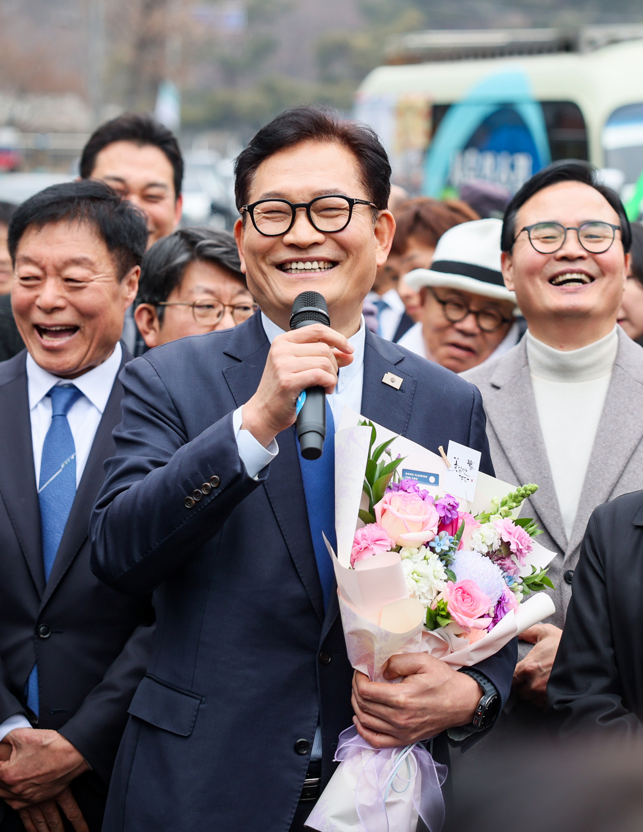 더불어민주당 전당대회 '돈봉투 살포' 의혹과 불법 정치자금 수수 혐의로 재판에 넘겨진 소나무당 송영길 대표가 13일 서초구 서울고등법원에서 열린 2심 선고 공판에서 무죄를 선고 받은 뒤 축하 꽃다발을 받고 입장을 밝히고 있다. 2026.2.13 [소나무당 제공. 재판매 및 DB 금지] <연합뉴스>