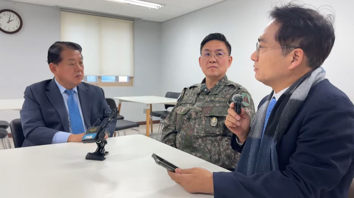 Reps. Kim Byung-joo (left) and Park Sun-won (right) of the Democratic Party hold a livestreamed interview on Dec. 6, 2024, with then-Capital Defense Command chief Lee Jin-woo. (Screen capture from Kim Byung-joo's YouTube channel)