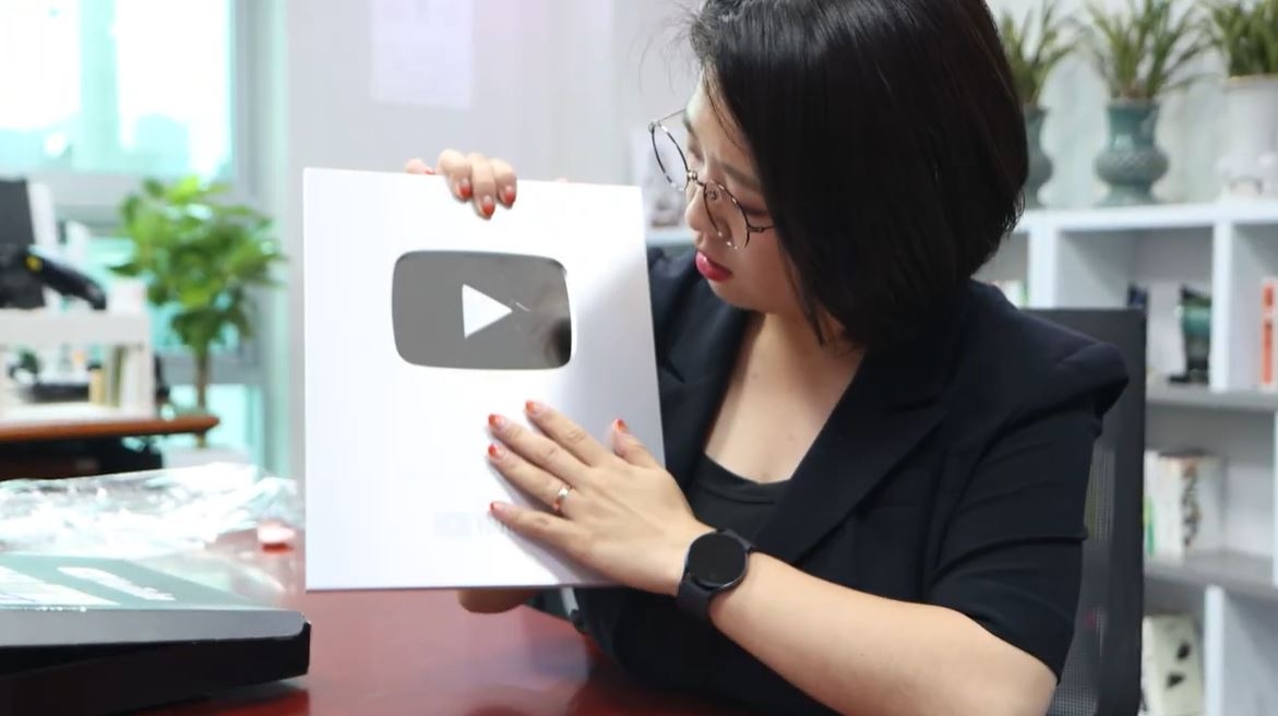 This photo shows Rep. Yong Hye-in with a YouTube silver play button delivered to her office (A screen grab of Yong Hye-in's YouTube channel)
