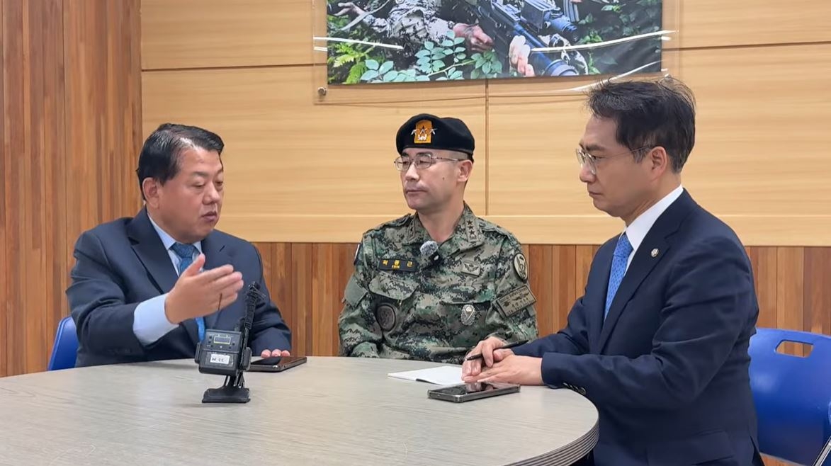 Reps. Kim Byung-joo (left) and Park Sun-won (right) of the Democratic Party hold a livestreamed interview on Dec. 6, 2024, with then-Capital Defense Command chief Lee Jin-woo. (Screen capture from Kim Byung-joo's YouTube channel)