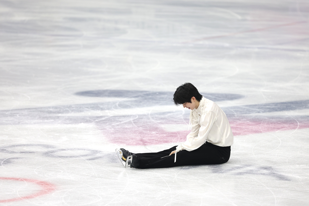 Cha Jun-hwan of South Korea reacts after finishing his free skate in the men's singles figure skating competition at the Winter Olympics at Milano Ice Skating Arena in Milan on Friday. (Yonhap)