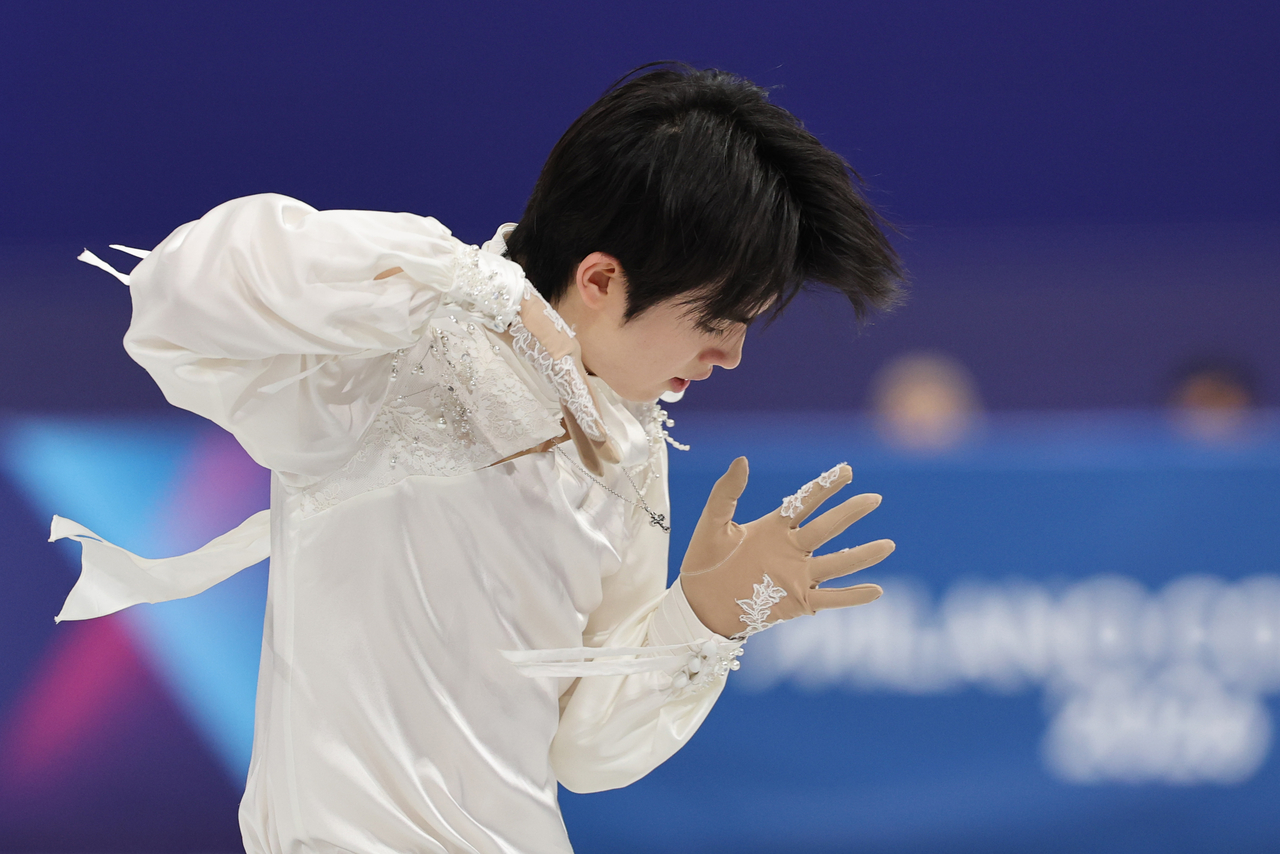 Cha Jun-hwan of South Korea performs his free skate in the men's singles figure skating competition at the Winter Olympics at Milano Ice Skating Arena in Milan on Friday. (Yonhap)