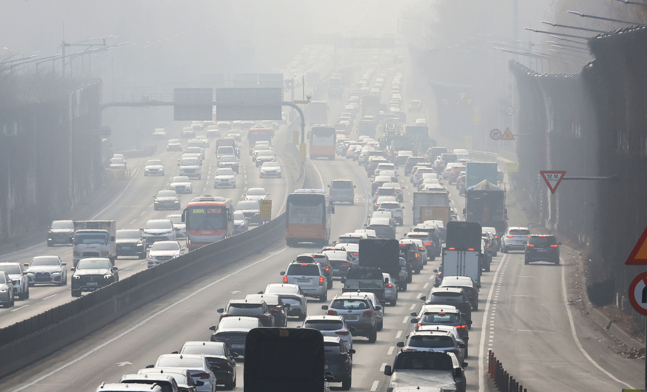 Vehicles heading out of Seoul clog the southbound lanes of the Gyeongbu Expressway near the Jamwon interchange on Saturday. (Yonhap)