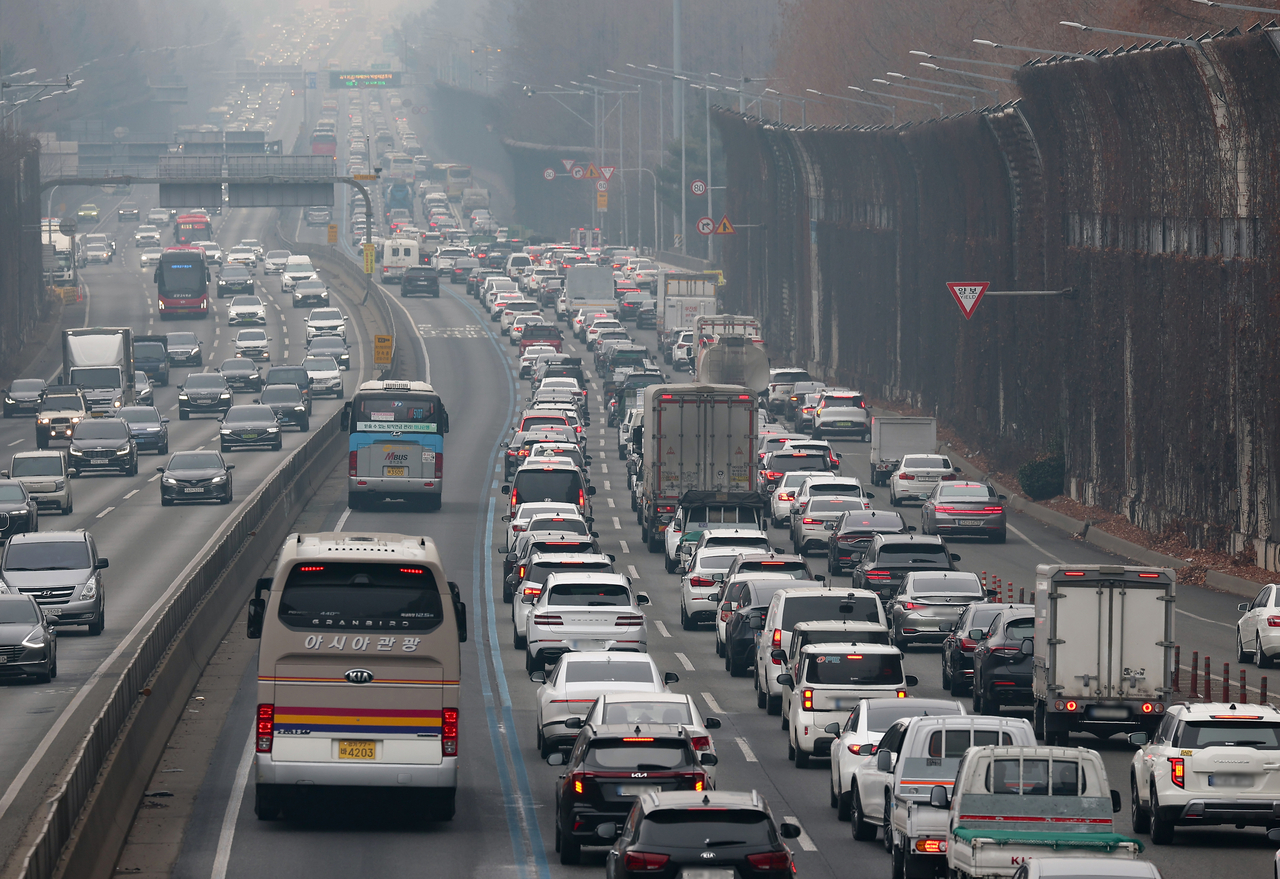 The Gyeongbu Expressway in southern Seoul is packed with vehicles on Friday, a day before the Lunar New Year holiday period. (Yonhap)