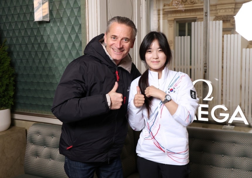 레이날드 애슐리만(왼쪽) 오메가 회장 겸 CEO가 오메가는 2026 밀라노-코르티나 올림픽 대한민국 첫 금메달리스트인 최가온에게 ‘스피드마스터 38㎜ 밀라노 코르티나 2026’을 증정한 뒤 기념촬영을 하고 있다. [오메가 제공]
