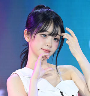 [포토] QWER 쵸단 '사랑스런 포즈' - 뉴스 썸네일 이미지