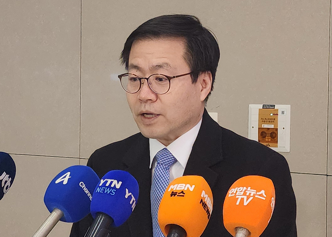 Trade Minister Yeo Han-koo speaks with reporters at Incheon International Airport on Feb. 5 upon returning from a trip to the United States, following US President Donald Trump’s threat to raise reciprocal tariffs and impose higher auto duties. (Yonhap)