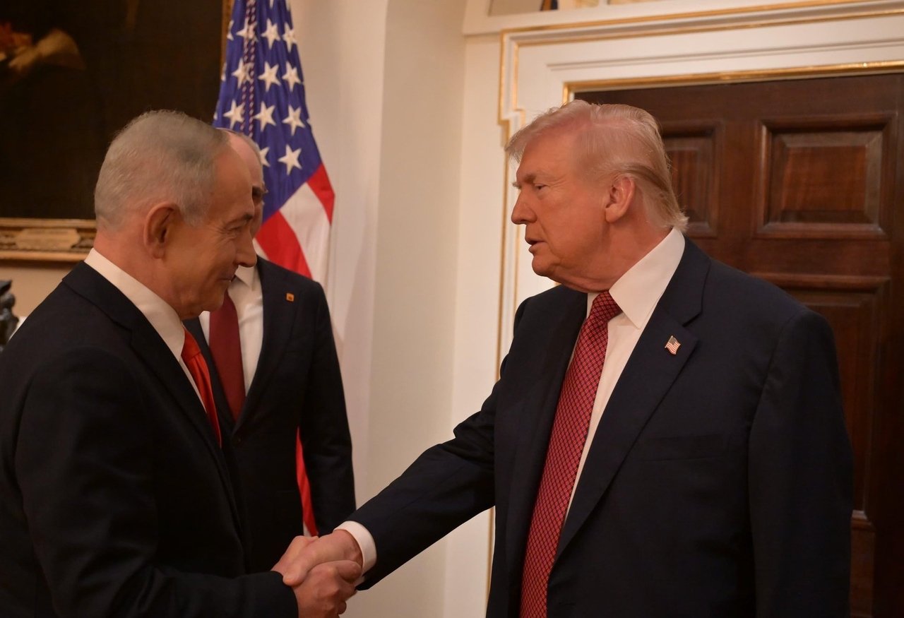 US President Donald Trump (right) welcomes Israeli Prime Minister Benjamin Netanyahu at the White House in Washington, D.C., the United States, Feb. 11, 2026. (Yonhap)