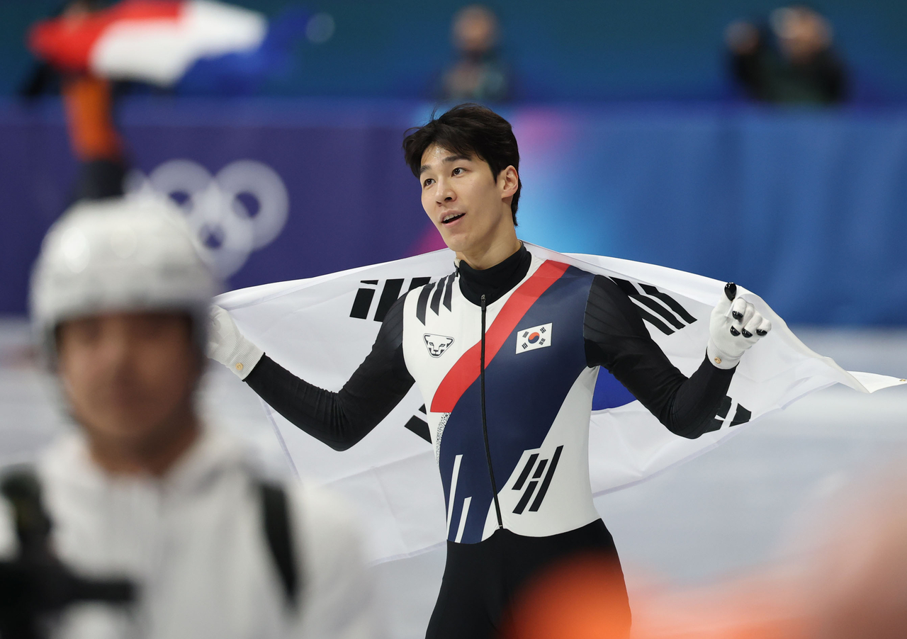 Short track speed skater Hwang Dae-heon after he finished second in the men's 1,500 meters at the Milan-Cortina Winter Olympics on Saturday. (Yonhap)