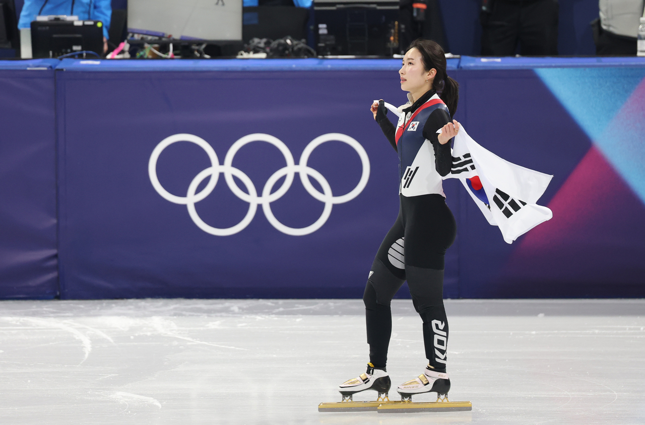 Kim Gil-li of South Korea celebrates after winning the bronze medal in the women's 1,000-meter short track speed skating event at the Winter Olympics at Milano Ice Skating Arena in Milan on Monday. (Yonhap)