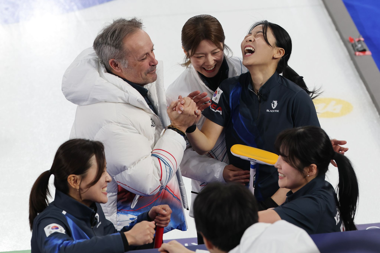 South Korea’s players celebrate after defeating China 10–9 in the women’s curling round-robin match at the Cortina d’Ampezzo Curling Olympic Stadium during the 2026 Milan–Cortina Winter Olympics in Cortina d’Ampezzo, Italy, Monday (local time). (Yonhap)