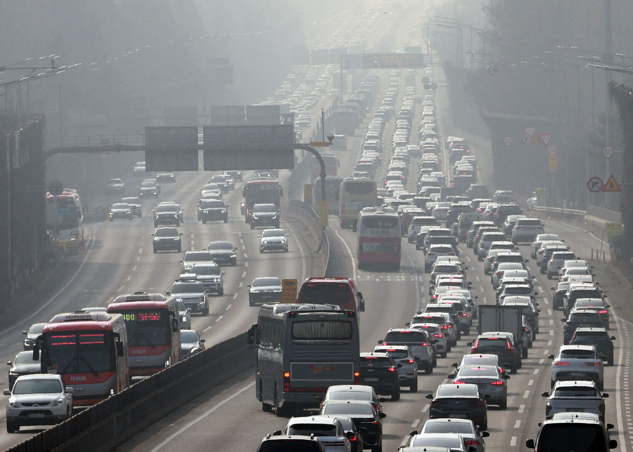 The Gyeongbu Expressway in southern Seoul is packed with vehicles on Sunday. (Yonhap)
