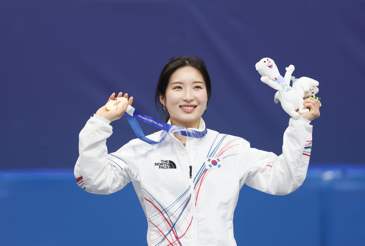Kim Gil-li of South Korea holds up her bronze medal won in the women's 1,000-meter short track speed skating event at the Winter Olympics at Milano Ice Skating Arena in Milan on Monday. (Yonhap)