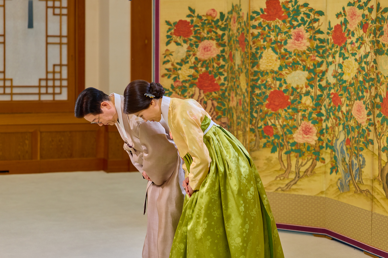 South Korean President Lee Jae Myung and first lady Kim Hye Kyung delivers a Lunar New Year’s greeting to the public in a video, Tuesday. (Yonhap)