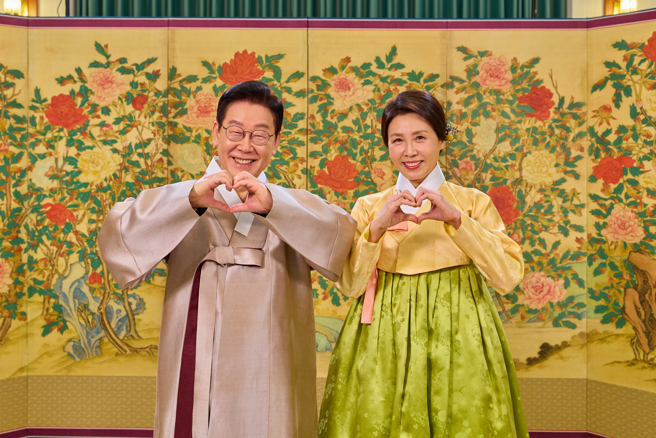 South Korean President Lee Jae Myung and first lady Kim Hye Kyung delivers a Lunar New Year’s greeting to the public in a video, Tuesday. (Yonhap)