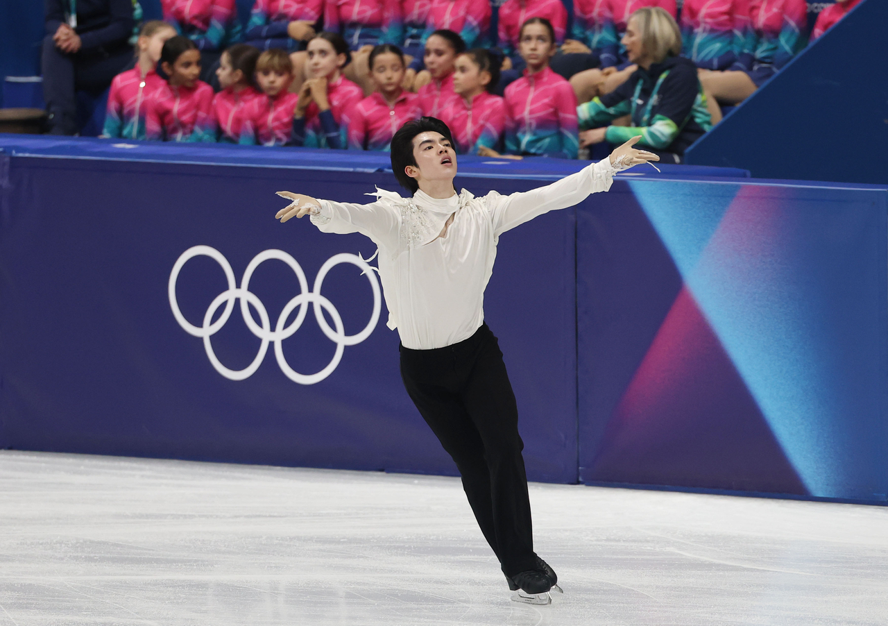 Cha Jun-hwan of South Korea performs his free skate in the men's singles figure skating competition at the Winter Olympics at Milano Ice Skating Arena in Milan on Friday. (Yonhap)