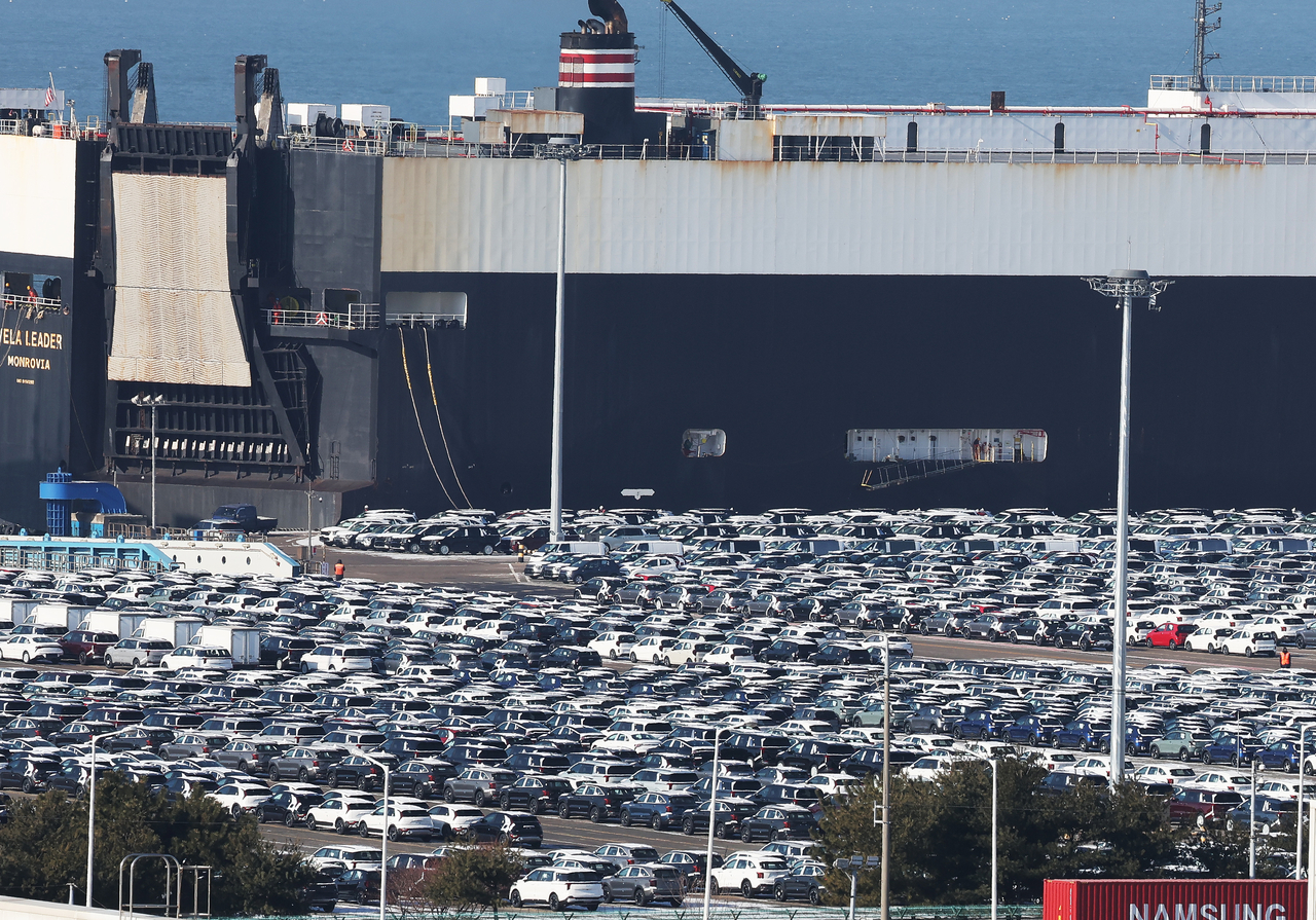 Korean-made vehicles bound for overseas markets are parked at the Pyeongtaek Port in Gyeonggin Province on Jan. 27. (Yonhap)