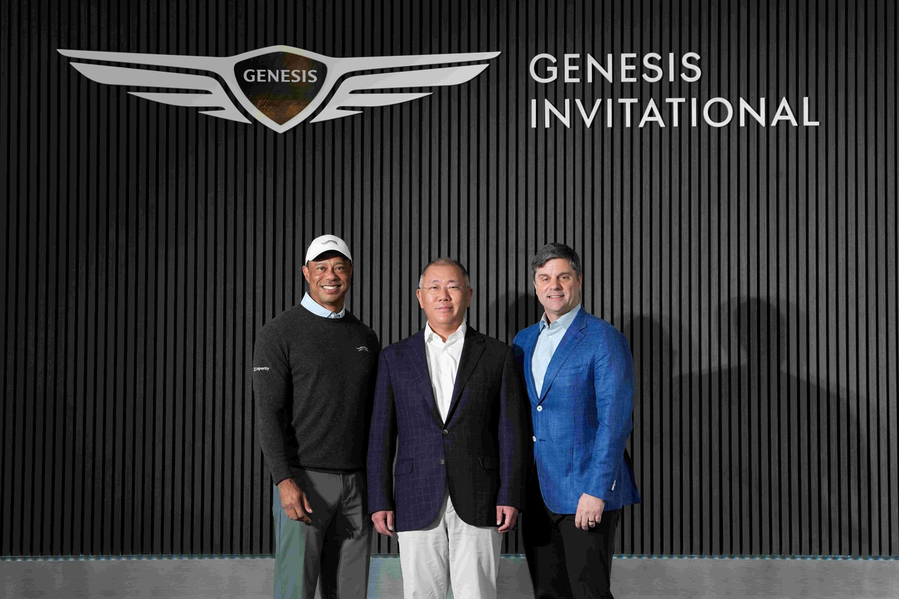 From left: Tiger Woods, Hyundai Motor Group Executive Chair Chung Euisun and PGA Tour Commissioner Jay Monahan pose for a photo during a signing ceremony for the Genesis Invitational title sponsorship extension at Riviera Country Club in California on Tuesday. (Hyundai Motor Group)