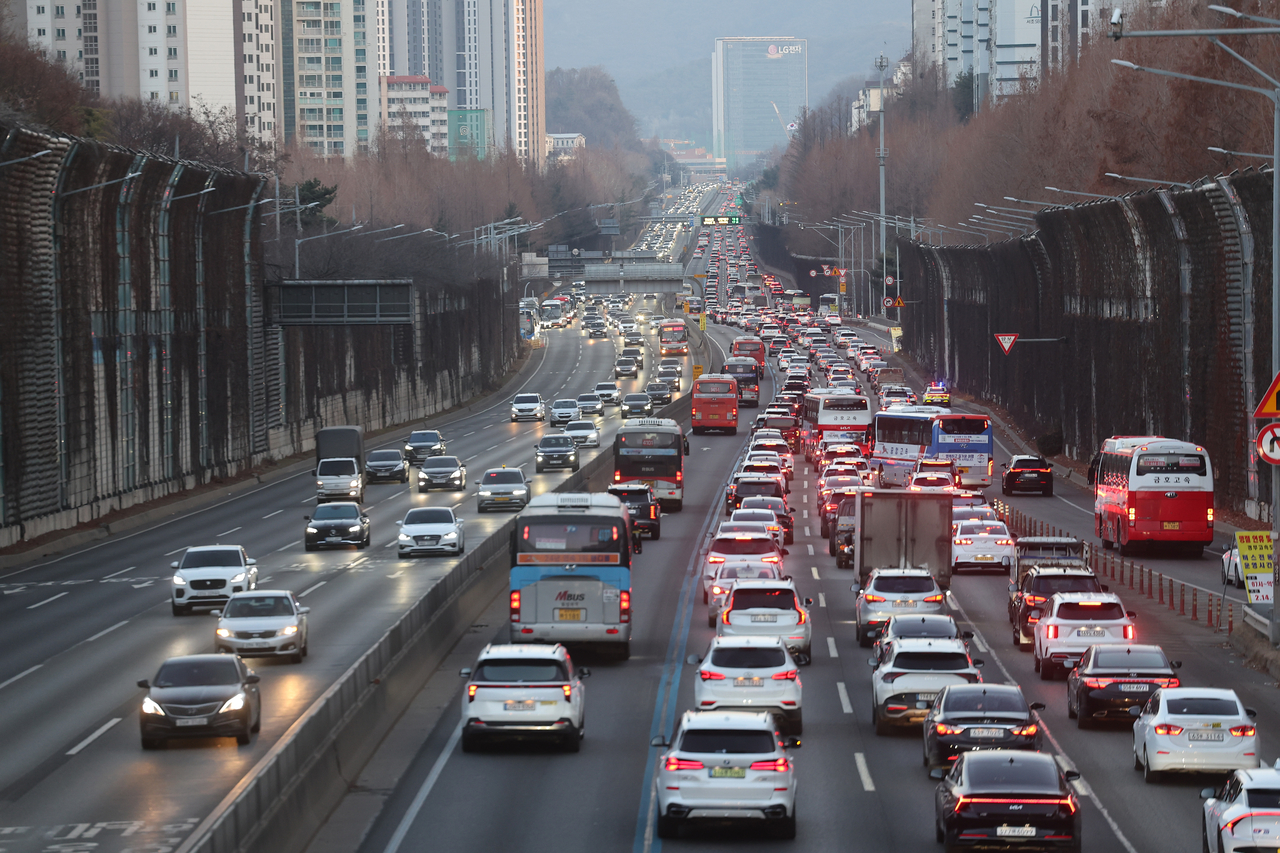 The Gyeongbu Expressway in southern Seoul is packed with vehicles on Wednesday, the final day of this year's Lunar New Year holiday. (Yonhap)