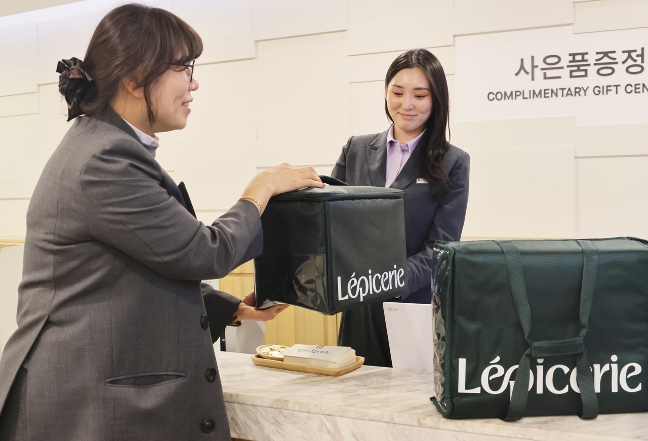 롯데백화점 대구점 10층 사은행사장에서 직원이 보랭 가방 반납 방법을 안내하고 있다.[롯데백화점 제공]