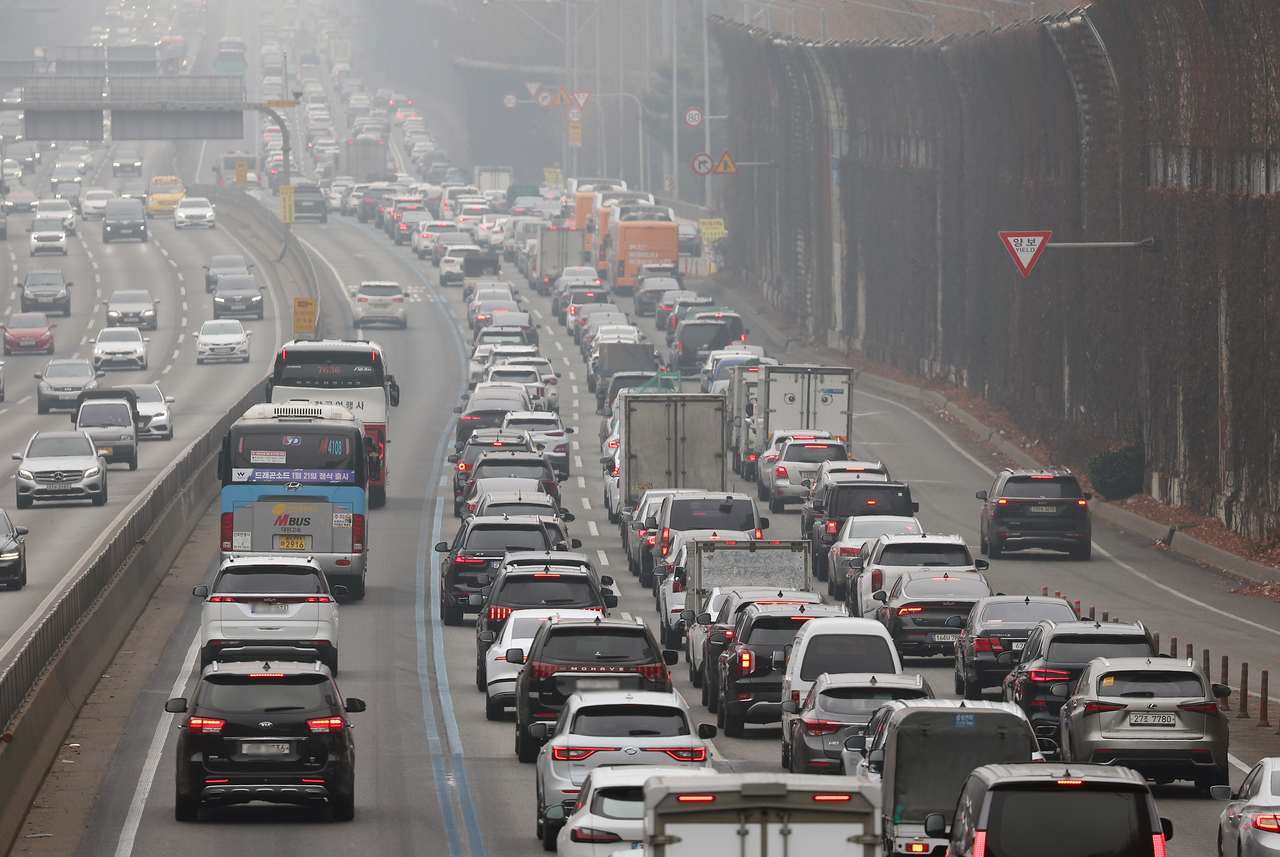 The Gyeongbu Expressway in Seoul is packed with vehicles on Friday. (Yonhap)