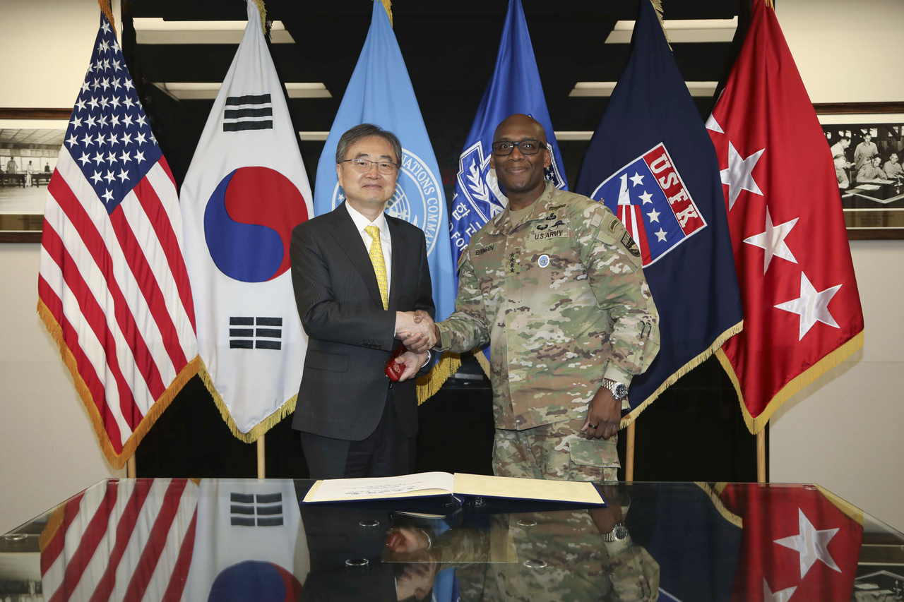 Foreign Minister Cho Hyun (left) poses with US Forces Korea Commander Gen. Xavier Brunson during their meeting at Camp Humphreys in Pyeongtaek, south of Seoul, on Feb. 13, 2026, in this photo provided by the foreign ministry. (Yonhap)