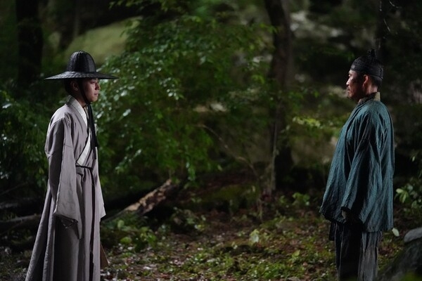 "The King's Warden," starring Park Ji-hoon (left) and Yoo Hae-jin (Showbox)