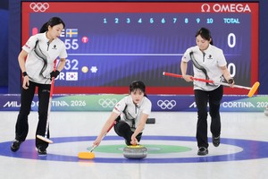 S. Korea pounds Sweden in women's curling to inch closer to semifinals