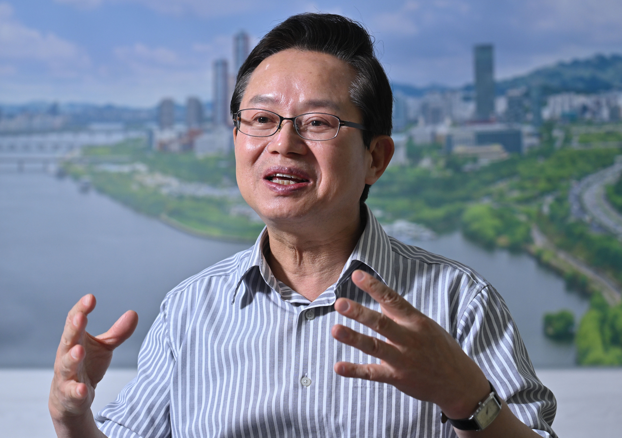 Choi Ho-kwon, Mayor of Yeongdeungpo-gu, poses during an interview at his office in Seoul. (Im Se-jun/The Korea Herald)