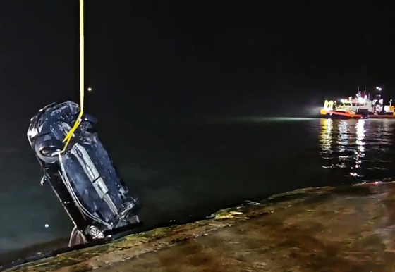 A vehicle carrying members of a family that plunged into waters near Jindo Port in Imhoe-myeon, Jindo County, South Jeolla Province, is being salvaged on the afternoon of June 2, 2025. (Yonhap)
