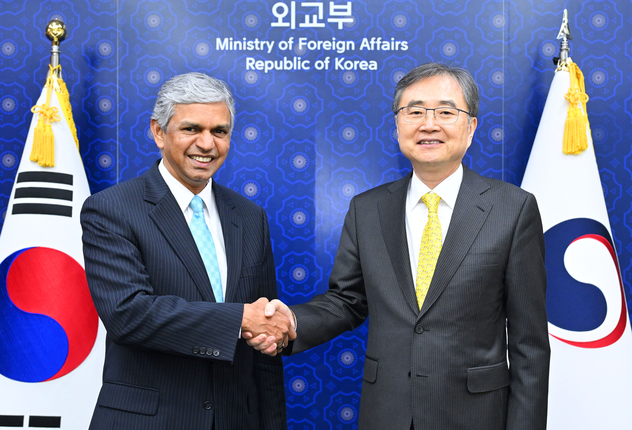 South Korean foreign minister Cho Hyun and India's foreign ministry secretary of the East Periasamy Kumaran shake hands in Seoul on Friday. (South Korea’s Foreign Ministry)