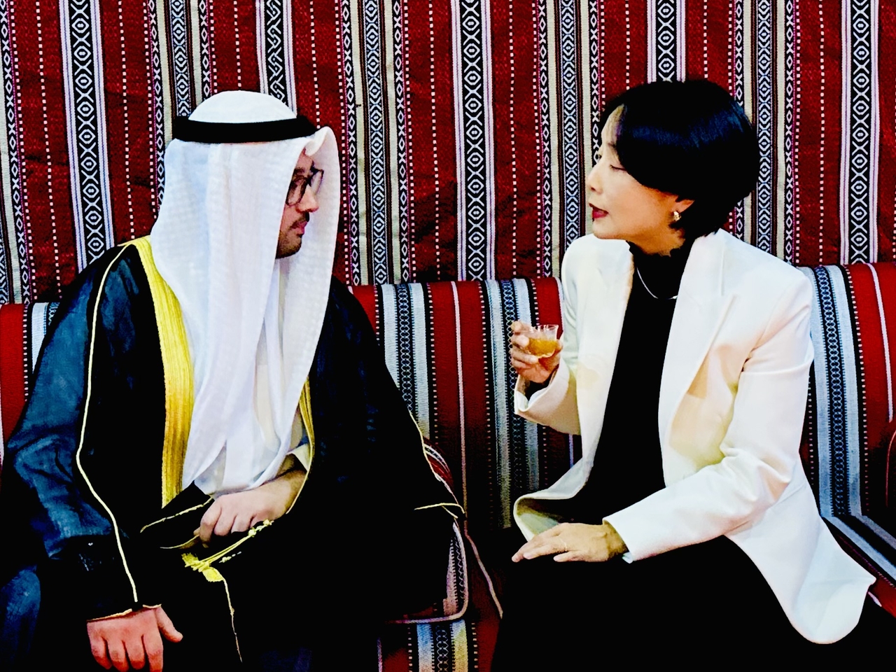 South Korean Ministry of Foreign Affairs' Deputy Minister Chung Eui-hae (right) interacts with Ammar Maarafi, chargé d'affaires of the Kuwaiti Embassy in Seoul during Kuwait's 65th National Day at Silla Seoul on Thursday. (Sanjay Kumar/ The Korea Herald)