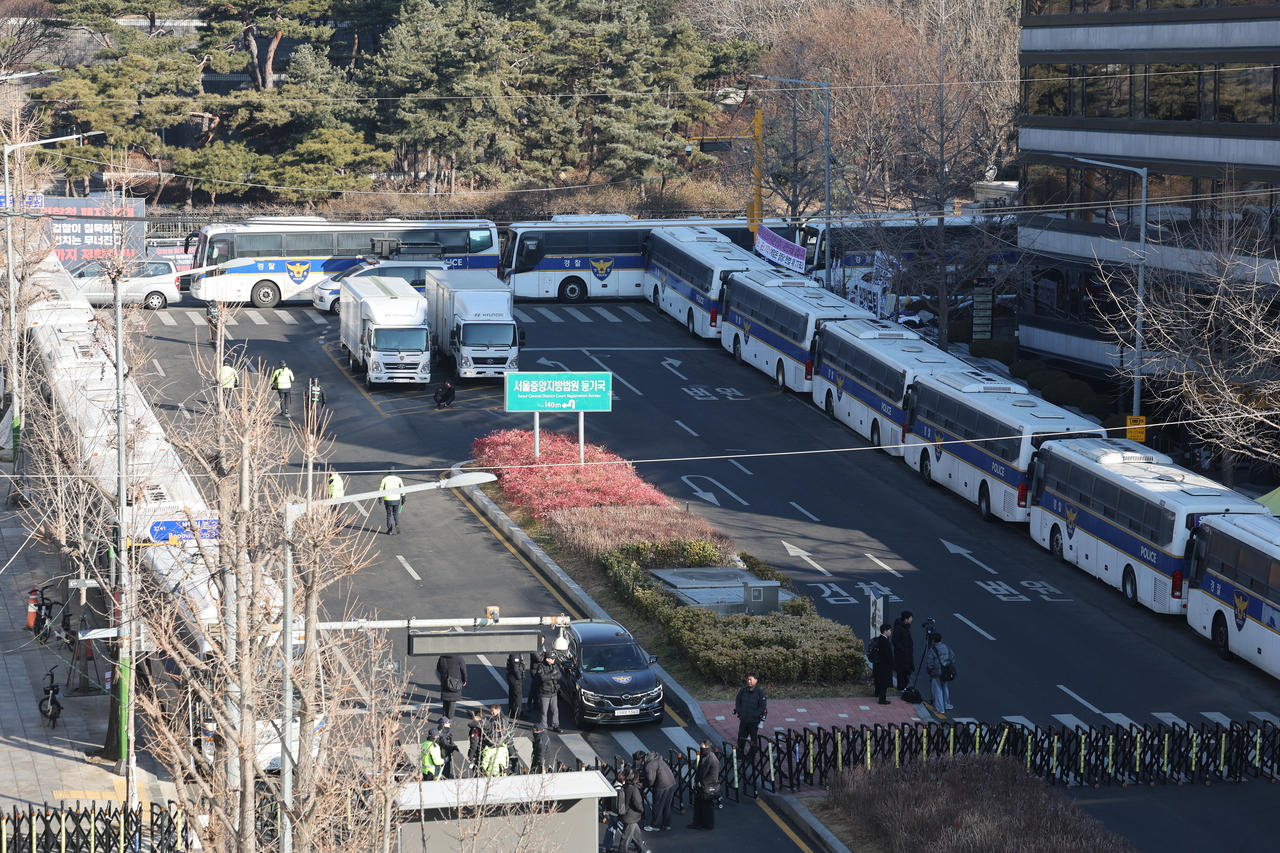 Police buses form a barricade around the Seoul Central District Court in Seocho-gu, Seoul, on Thursday. (Yonhap)