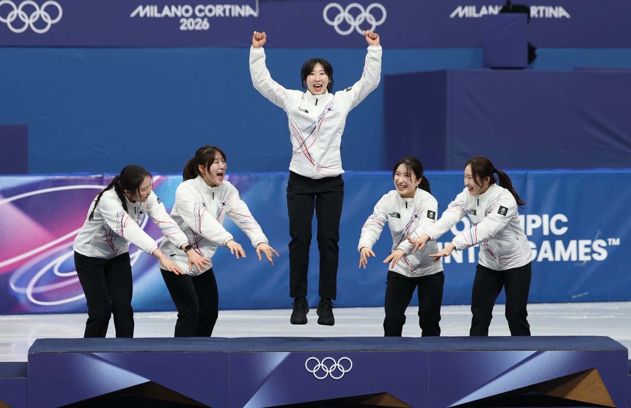 Members of the South Korean women's short track speed skating relay team jump onto the top of the podium after winning the gold medal at the Winter Olympics at Milano Ice Skating Arena in Milan on Wednesday. From left: Shim Suk-hee, Noh Do-hee, Lee So-yeon, Kim Gil-li and Choi Min-jeong. (Yonhap)